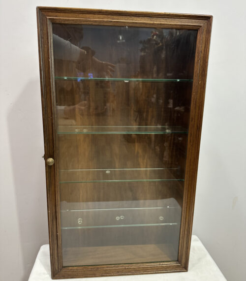 Vintage Wandvitrine aus Holz mit Glasböden – klassisch & dekorativ