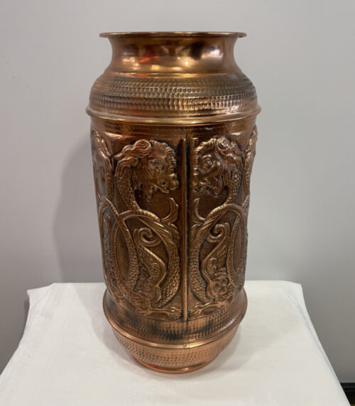 Vintage Kupfervase mit Löwen-Drachen-Motiv – Prunkvolles Reliefdesign