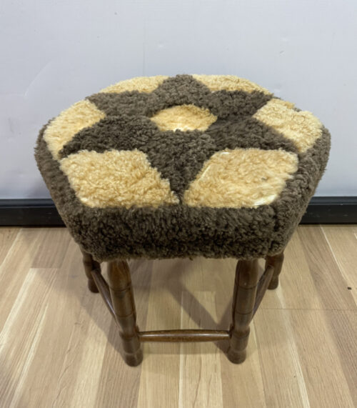 Vintage Hocker mit Holzgestell und wolligem Polster – Sechseckform