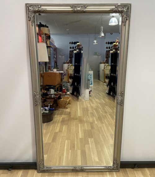 Barocker Wandspiegel mit silberfarbenem Rahmen von Conforama, Höhe 148 cm