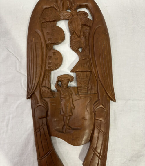 Handgeschnitzte Wanddeko aus Holz – Tropische Szene mit Vögeln und Figur