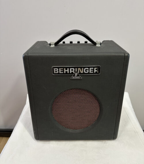 Behringer Thunderbird BX108 – Kompakter Gitarren- oder Bassverstärker mit vielseitigen Anschlüssen