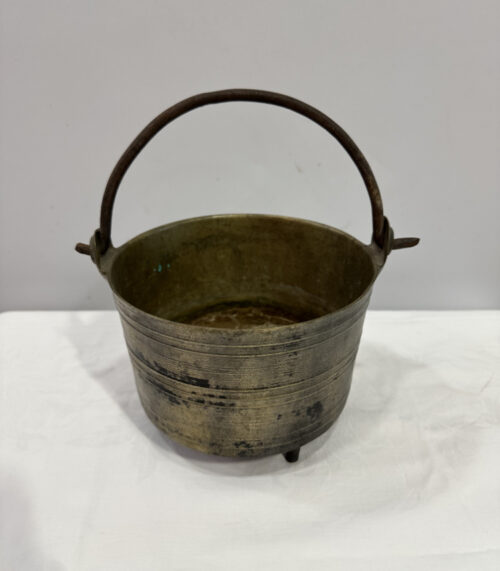 Antiker Dreibein-Kessel aus Bronze – Mit Patina und Charakter