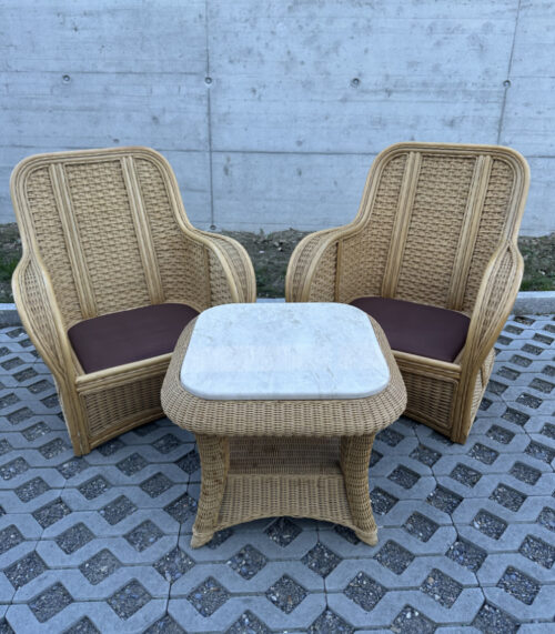 Vintage Rattan-Loungeset – 2 Sessel mit Marmor-Beistelltisch