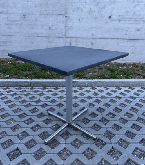 Quadratischer Bistrotisch – Mit Kunststeinplatte und Edelstahlfuss