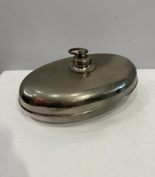 Antike Wärmflasche aus Metall – Flachflasche mit Tragring (Modell 30)