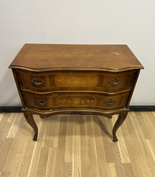 Vintage Kommode mit floralen Intarsien und Messinggriffen – Französischer Stil