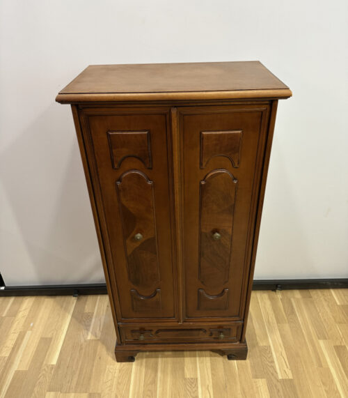 Vintage Schränkchen aus Holz und Furnier – Elegante Details & viel Stauraum