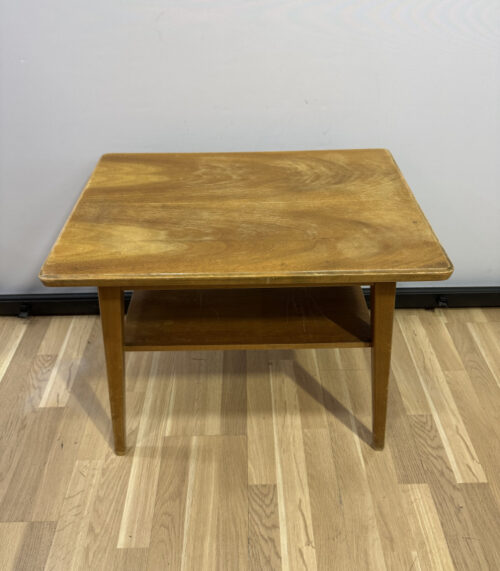 Vintage Beistelltisch aus Holz – Klassisches Design mit Ablagefläche