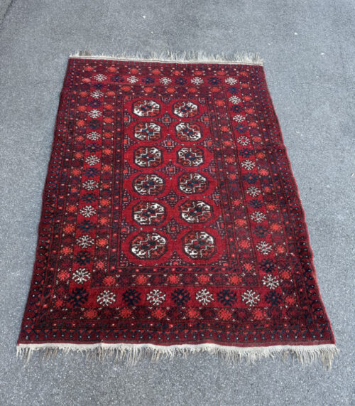 Orientteppich aus Wolle – Rotes geometrisches Göl-Muster, 134 x 185 cm