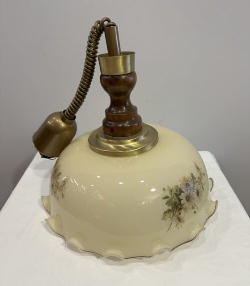 Vintage Hängeleuchte im Landhausstil mit Blumenmuster – Glas, Holz und Messing kombiniert