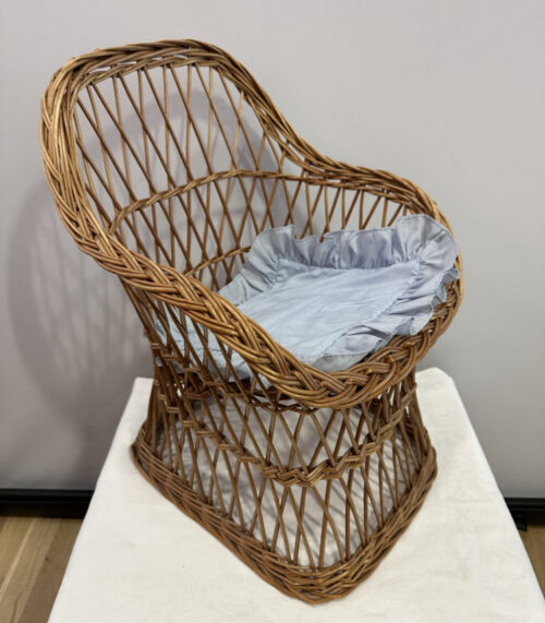 Vintage Puppenstuhl aus Rattan – Handgeflochten mit blauem Sitzpolster
