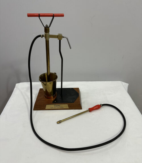 Druckluft Zapfgerät mit Eimer - dekoratives Einzelstück auf Holzsockel