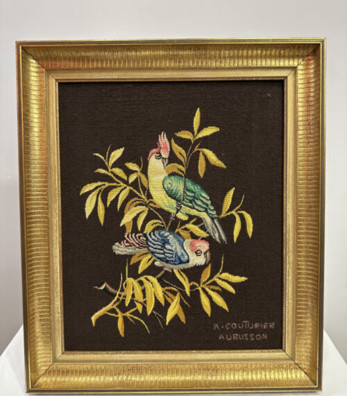 Stickbild mit Papageien – A. Couturier, Aubusson – Französisches Wandbild im Goldrahmen