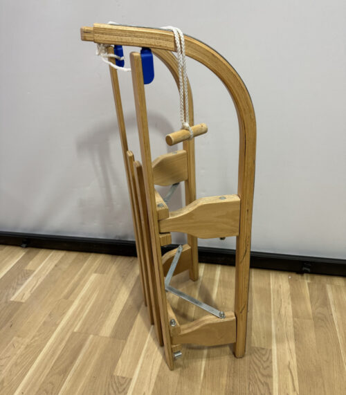 Klappbarer Holzschlitten mit Metallkufen & Zugseil – platzsparend & stabil