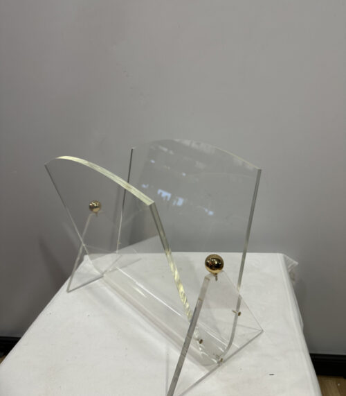 Magazinständer aus Acrylglas  mit Golddetails – 1970er Jahre