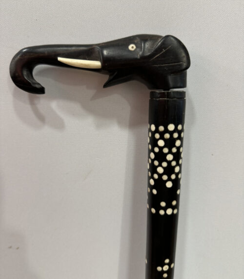 Spazierstock mit Elefantenkopf aus Ebenholz – Knochenintarsien, 19. Jahrhundert