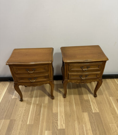 2er-Set Französische Nachttische im Louis-XV-Stil - Nussbaumholz, geschnitzt & geschwungen
