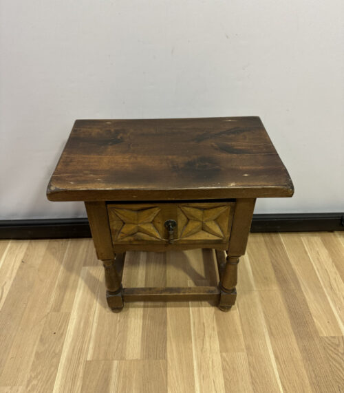 Antiker spanischer Beistelltisch / Nachttisch mit Sternschnitzerei aus Nussbaumholz