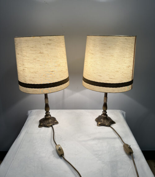Vintage Tischlampen im 2er-Set – Messingfuss & cremefarbener Zylinderschirm
