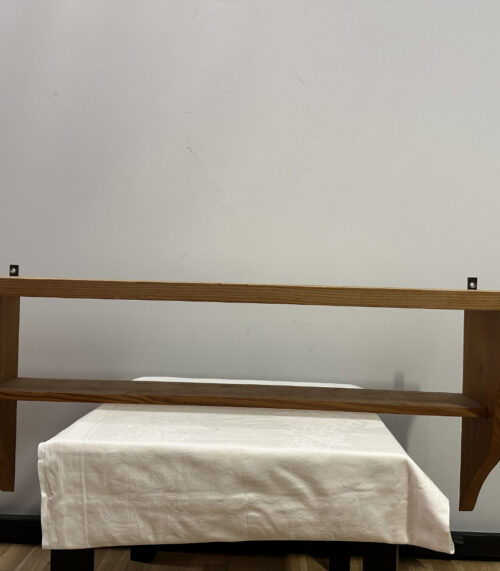 Vintage Wandregal aus Massivholz – mit geschwungenen Seitenteilen und stabiler Konstruktion