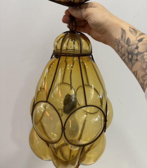Bernsteinfarbene Vintage-Hängeleuchte – mundgeblasenes Glas in Eisenstruktur