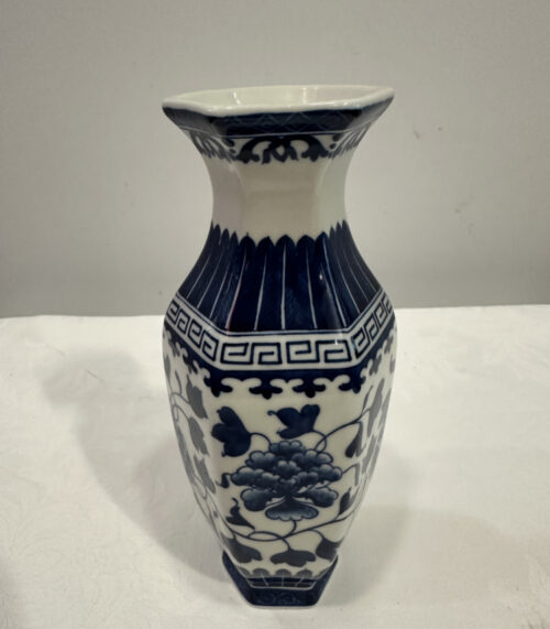 Porzellanvase mit Qianlong-Marke – sechseckige Form mit kobaltblauer Pfingstrosenmalerei