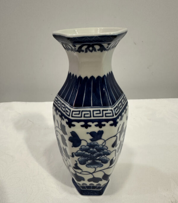 Porzellanvase mit Qianlong-Marke – sechseckige Form mit kobaltblauer Pfingstrosenmalerei