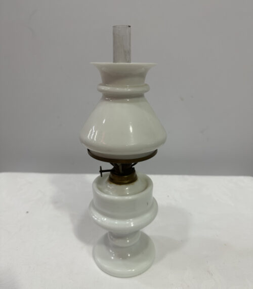 Kleine Petroleumlampe aus Milchglas – klassisches Design
