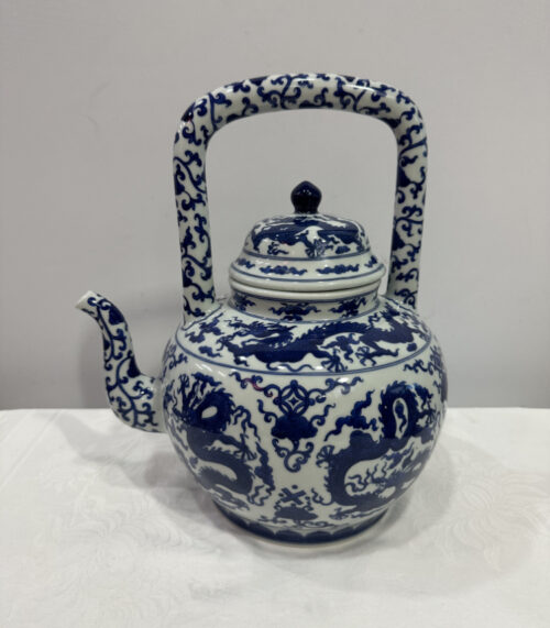 Chinesische Teekanne aus Porzellan – Blau-Weiss mit Drachenmotiv und Rundhenkel Ming-Stil
