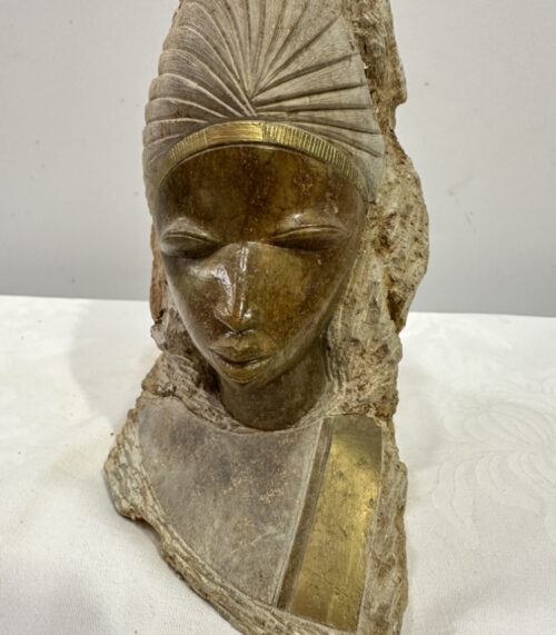 Skulptur eines afrikanischen Frauenkopfes aus Naturstein – handgeschnitzt