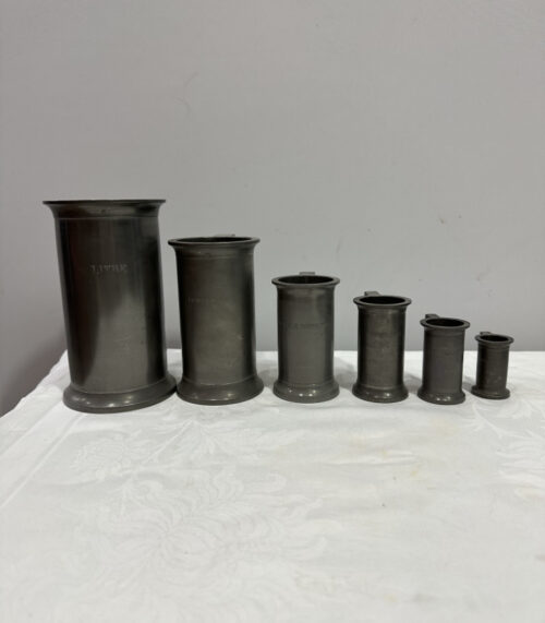 Historisches Set französischer Messbecher aus Zinn – 7-teilig, gestempelt