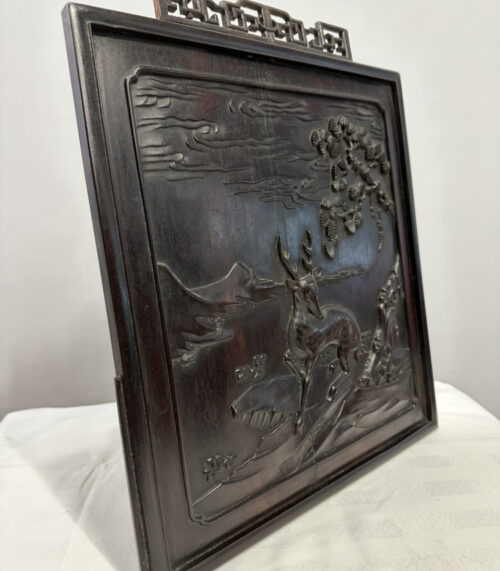 Chinesisches Reliefbild mit Hirsch – handgeschnitzt in dunklem Holzrahmen
