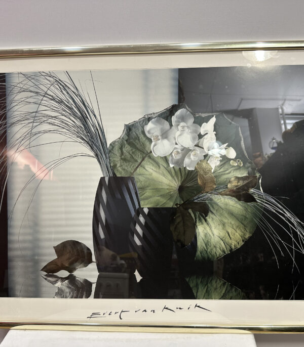 Signierter Kunstdruck von Evert van Kuik – florales Stillleben mit Orchideen und Blättern im Goldrahmen, 95 x 65cm
