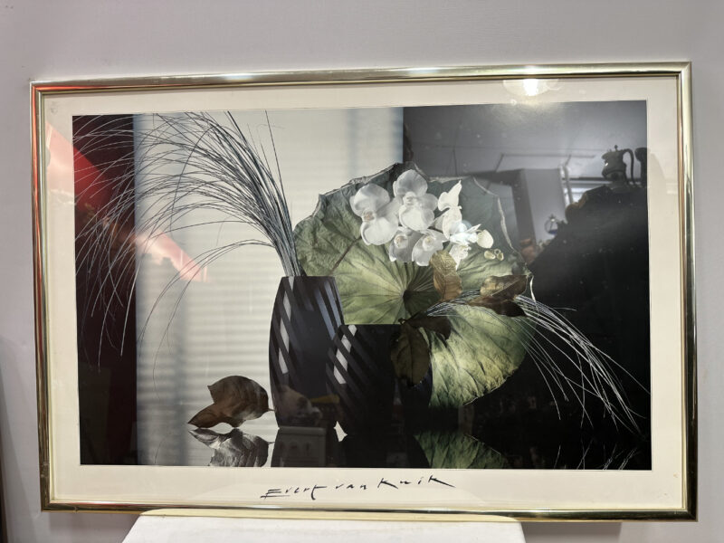 Signierter Kunstdruck von Evert van Kuik – florales Stillleben mit Orchideen und Blättern im Goldrahmen, 95 x 65cm