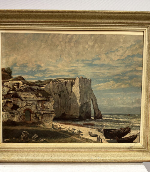 Küstenlandschaft mit Kreidefelsen und Booten – stimmungsvolle Vintage-Reproduktion im goldenen Rahmen, 66 x 56 x 5cm