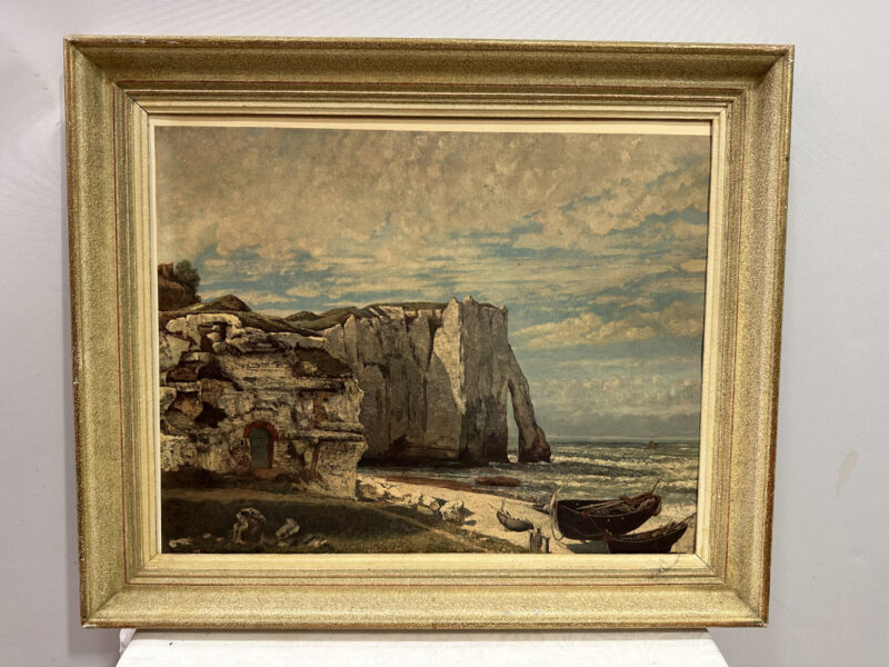 Küstenlandschaft mit Kreidefelsen und Booten – stimmungsvolle Vintage-Reproduktion im goldenen Rahmen, 66 x 56 x 5cm