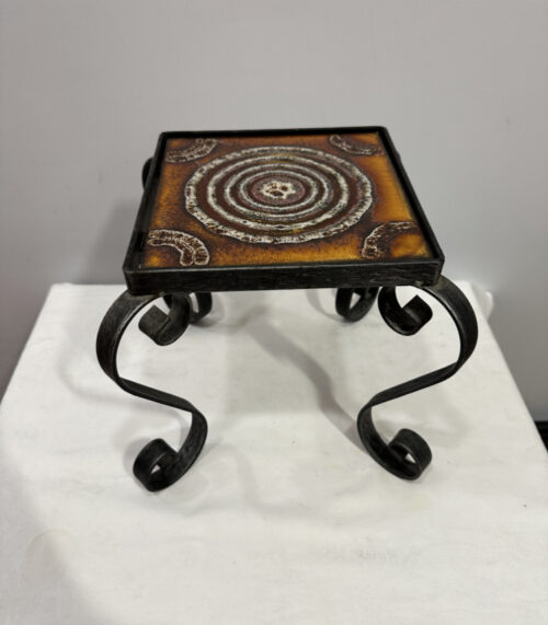 Kleiner Keramik Blumenhocker mit geschwungenem Eisenfuss