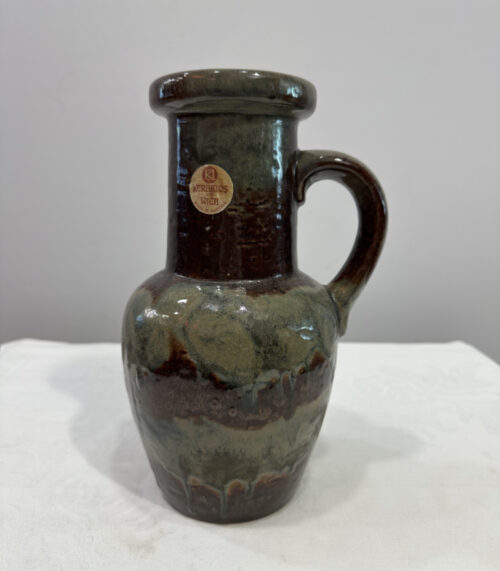 Keramos Krug aus Wien – Handglasierte Keramik mit grün-braunem Farbverlauf ca. 1950