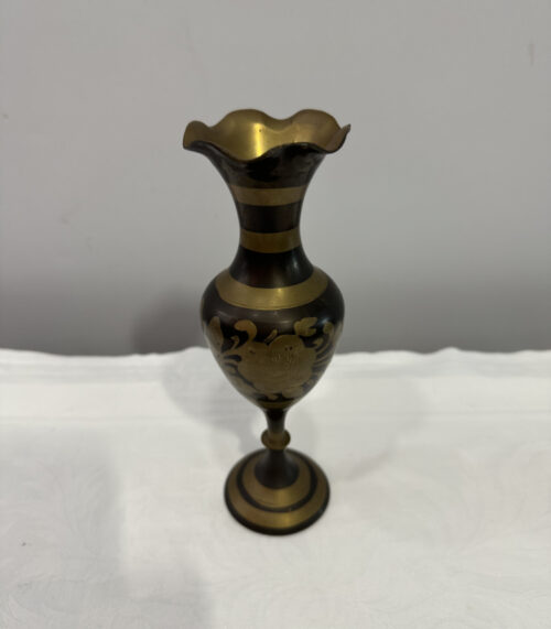 Florale Messingvase im Orient-Stil – mit Gravur und geschwungener Mündung