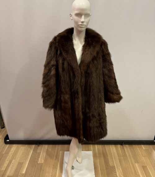 Vintage Nerzmantel für Damen – braunes Echtfell mit gemustertem Satinfutter
