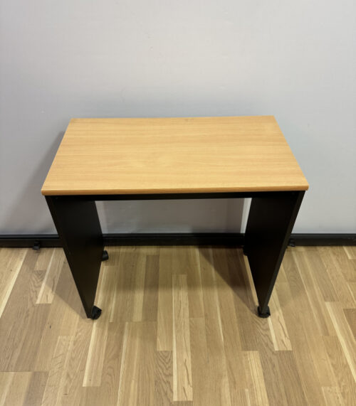 Kompakter Arbeitstisch auf Rollen – vielseitig nutzbar im Büro & Homeoffice