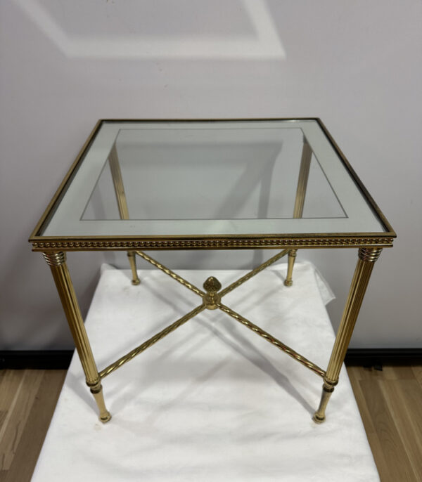 Mid Century Beistelltisch aus Messing und Glas - mit zentralem Zapfenornament und gerillten Beinen
