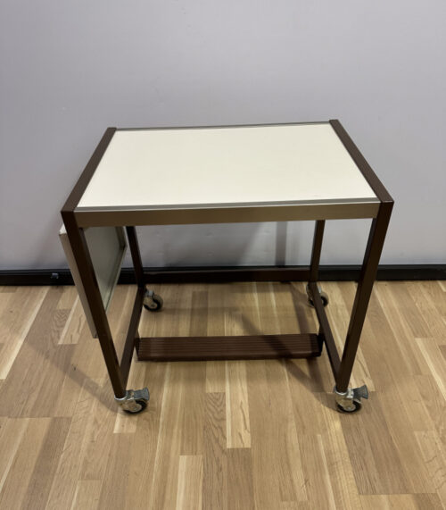 Bürotisch auf Rollen im Mid Century stil – mit ausziehbarer Ablage und Fusstritt