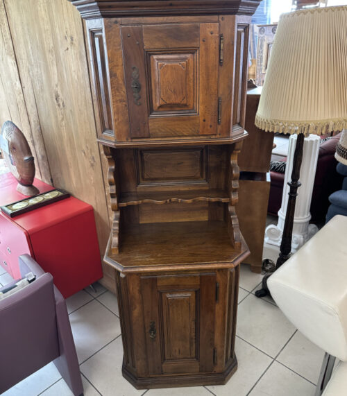 Antiker Schrank mit zwei Türen und offener Mittelablage im Barockstil