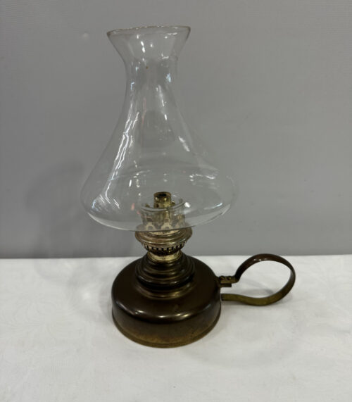 Antike Petroleumlampe aus Messing – mit seitlichem Griff und originalem Glasaufsatz