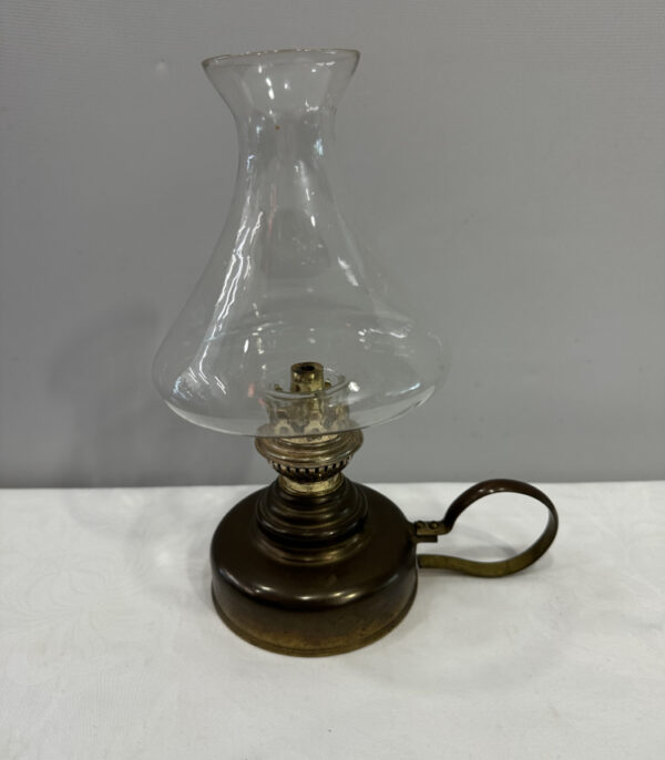 Antike Petroleumlampe aus Messing – mit seitlichem Griff und originalem Glasaufsatz
