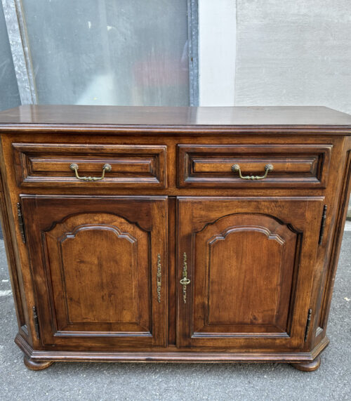Vintage Anrichte aus Massivholz – mit Schubladen, Türen und Messingbeschlägen