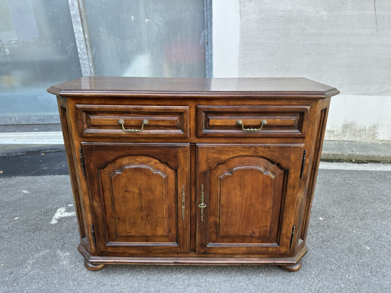 Vintage Anrichte aus Massivholz – mit Schubladen, Türen und Messingbeschlägen
