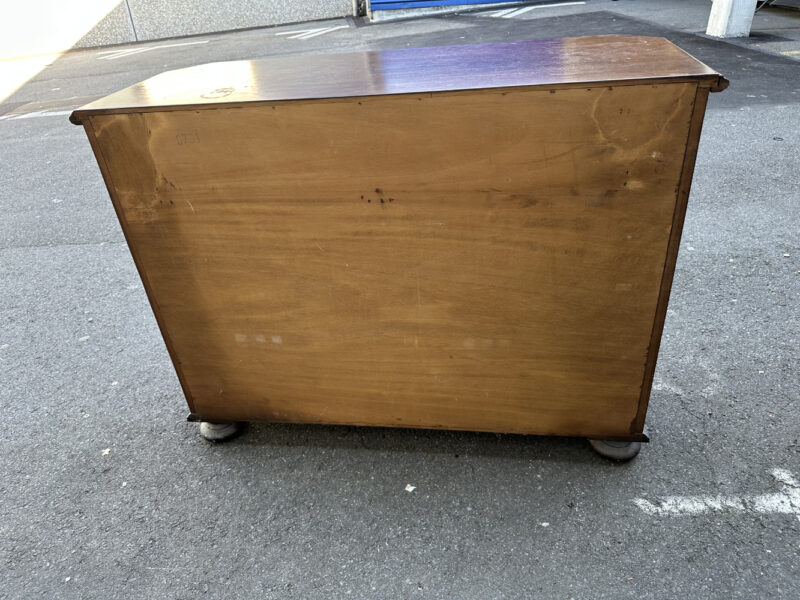 Vintage Anrichte aus Massivholz – mit Schubladen, Türen und Messingbeschlägen - Image 4